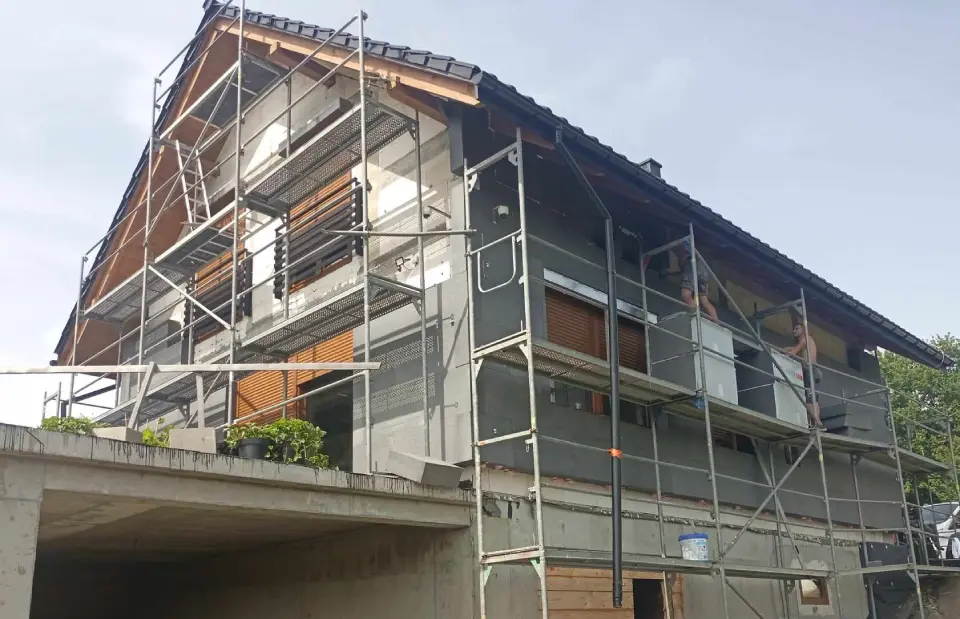 czy styropian grafitowy jest trudniejszy w układaniu niż bialy